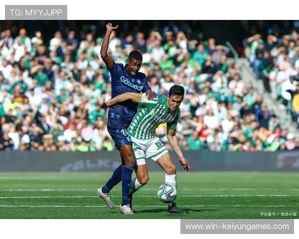 切尔西中前场连续传递形成多线进攻