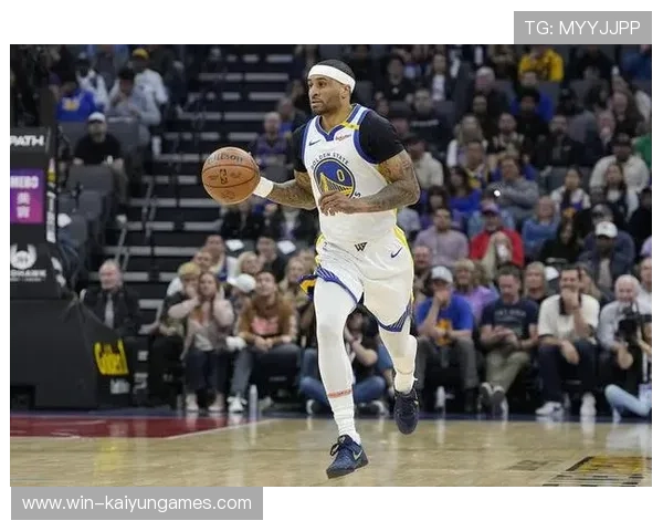 勇士佩顿二世反击追身三分，弧顶命中