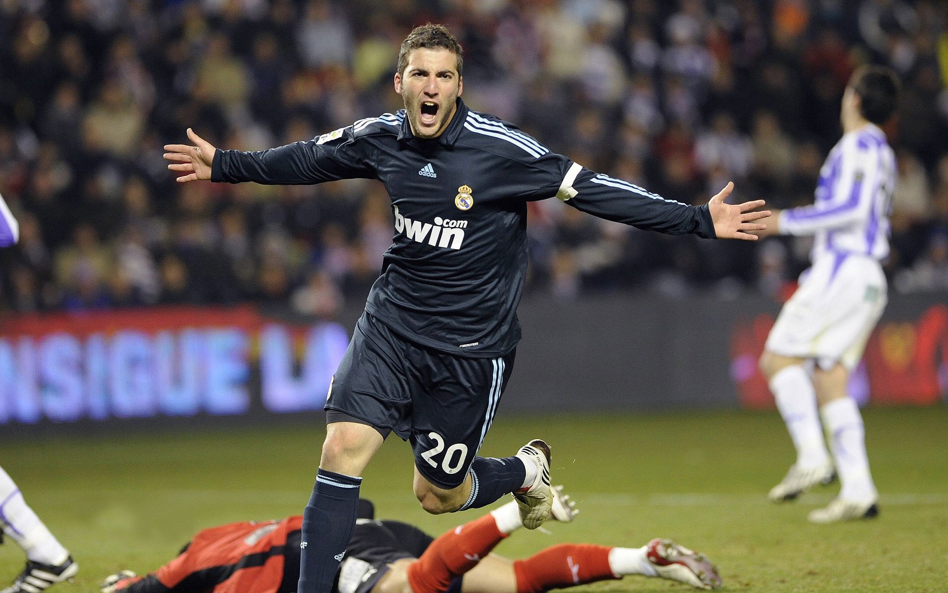 世界杯：球员更衣室全景首次被官方记录 展现赛前紧张与赛后释放